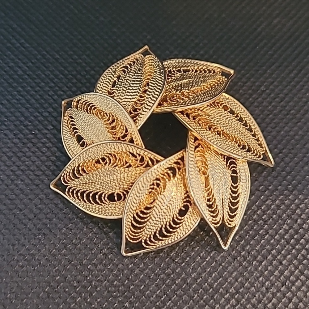 VINTAGE Filigree Leaf Wreath Brooch, Gold Tone, Dainty